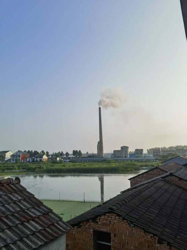 湖北監利一建材公司65米高煙囪倒塌<strong></p>
<p>建材公司</strong>，公司負責人稱建成才兩年多:建材公司